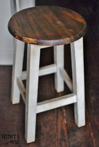 This stool goes from drab to fresh with a farmhouse patina makeover from www.huntandhost.net