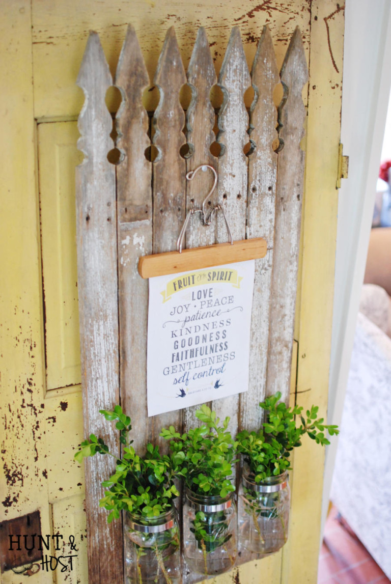 Magnolia Market inspired farmhouse kitchen message board out of fence pickets by www.huntandhost.net