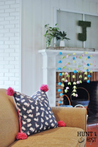 How to store and afford seasonal pillows. This pocket pillow tutorial does the trick! www.huntandhost.net