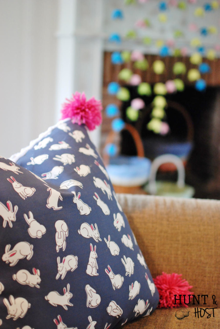 How to store and afford seasonal pillows. This pocket pillow tutorial does the trick! www.huntandhost.net