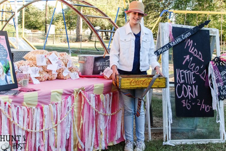 Chalkboard ideas are so fun and this DIY chalkboard apron is no exception! Perfect for and art & craft festival vendor, garage sale, around the house or a kettle corn stand! Plus snag some cute craft show both display ideas.