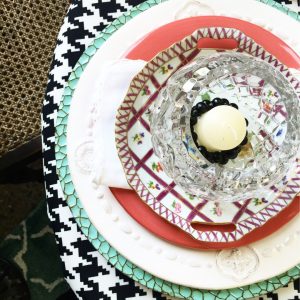 A round up of houndstooth decor and houndstooth DIY ideas! Because houndstooth is my favorite color!
