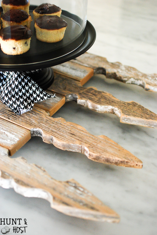 My fence picket obsession continues with this DIY picket fence serving tray tutorial.