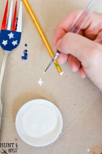 Easy DIY 4th of July craft ideas. Paint old silverware for festive July 4th decorations you can place around your house or in potted plants!