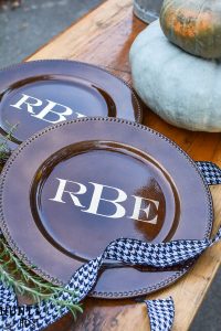 Dollar Store hostess gift ideas, becasue a hostess gift doesn't have to be expensive to be gorgeous! Monogrammed chargers, wrapping paper ideas and kitchen gifts.