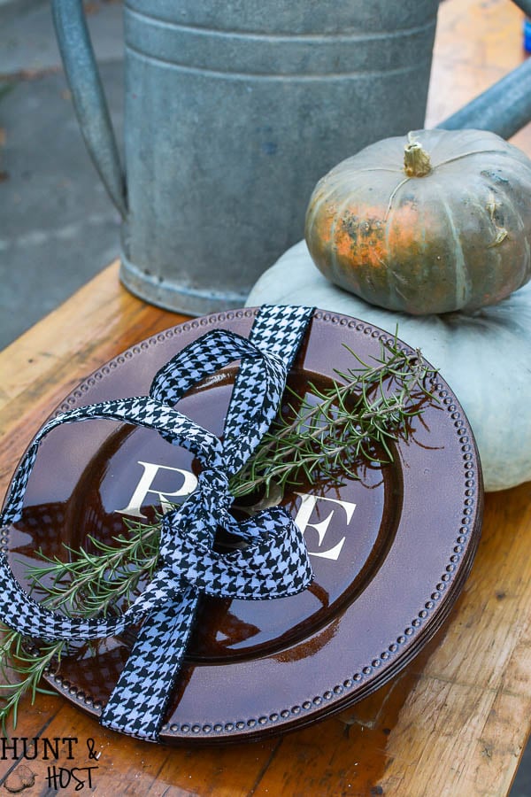 Dollar Store hostess gift ideas, becasue a hostess gift doesn't have to be expensive to be gorgeous! Monogrammed chargers, wrapping paper ideas and kitchen gifts.