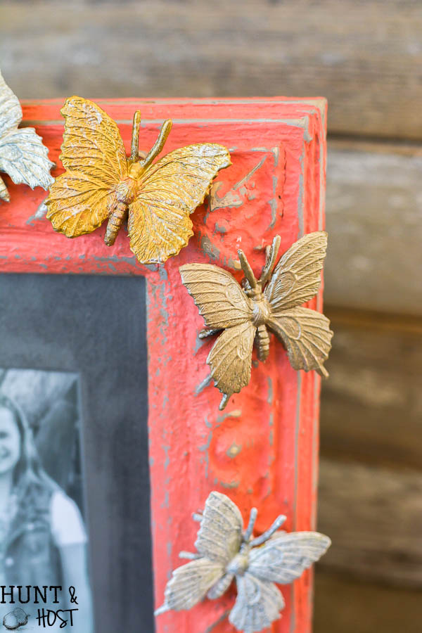 Ideas tp update old picture frames with thrifted finds and awesome materials. Don't toss 'em, use these picture frame ideas to update your style!