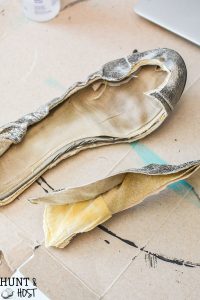 Quick tips on how to make leather earrings from old shoes! Handmade leather earrings are simple to make from the smallest scrap leather pieces you already have in your closet! Teardrop leather earrings and feather leather earring DIY tutorial.