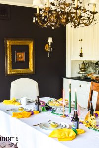 A classic Mardi Gras table and traditions full of New Orleans flair. An easy DIY plate decoration, "laissez les temps rouler" No Mardi Gras party is complete without king cake and café du monde coffee. Get your Mardi Gras beads and doubloons out for this festive big parade party!