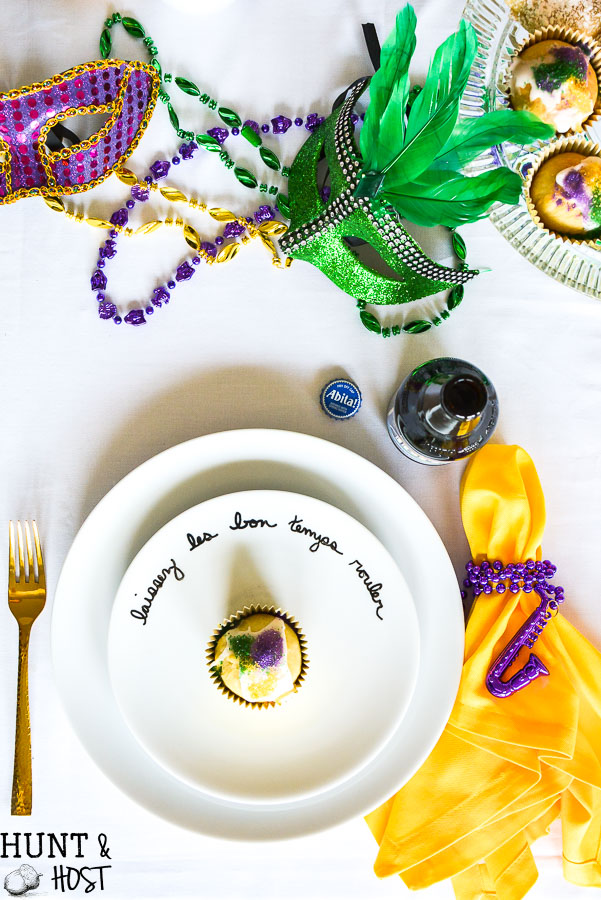 A classic Mardi Gras table and traditions full of New Orleans flair. An easy DIY plate decoration, "laissez les temps rouler" No Mardi Gras party is complete without king cake and café du monde coffee. Get your Mardi Gras beads and doubloons out for this festive big parade party!