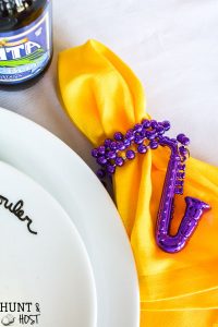 A classic Mardi Gras table and traditions full of New Orleans flair. An easy DIY plate decoration, "laissez les temps rouler" No Mardi Gras party is complete without king cake and café du monde coffee. Get your Mardi Gras beads and doubloons out for this festive big parade party!