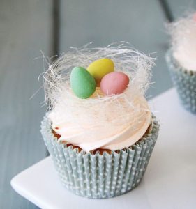Over 25 bird nest decorating ideas for you to add some natural decor to your home. Great tips on how to make decorative bird nest yourself or how to style real bird nests you may have collected. Plus a few recipes for edible bird nests!
