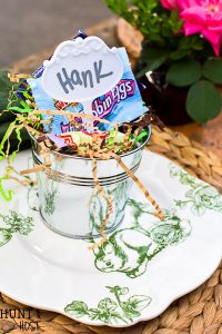 Dollar store Easter decorating ideas. Make a cute and easy Easter table for the kids plus other spring decor from the dollar store here!