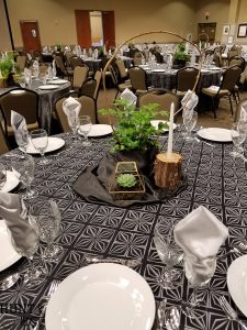 Tips for chic centerpieces on a budget. Are you decorating for a wedding or banquet and have a tight budget? These easy tips will help you create a gorgeous event without breaking the bank!