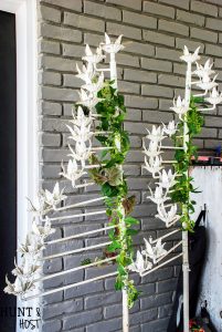 Cute DIY ideas to upcycle old wood cutting boards into decor. This one uses old wedding candelabras for home decor!