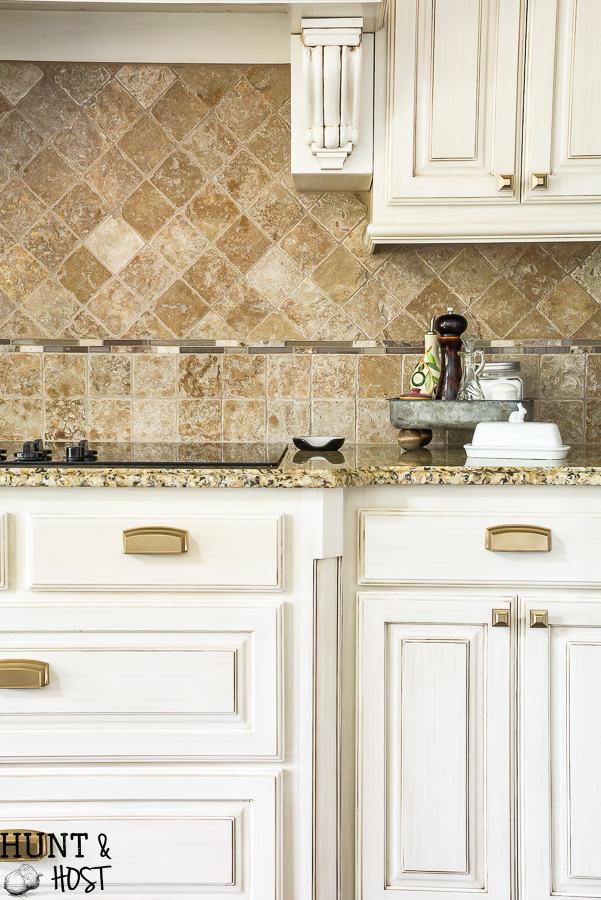 Kitchen hardware installation tips to make your spec house kitchen look amazing. #hardwareinstal #protips #kitchencabinets #kitchenpulls #brasshardware