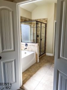Before pictures of a very vanilla builder grade home ready to get a personal and cozy makeover on a budget full of DIY ideas, tips and tricks. Follow along this cookie cutter home makeover!