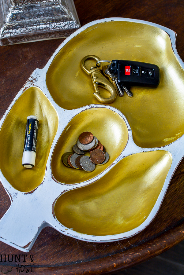 Grab a vintage wooden bowl from a thrift store and turn it into a quick and easy organization idea with this vintage wooden salad bowl makeover idea! #vintagefind #woodenbowl #easyogranization #declutter #vintagestyle #upcycledstorage