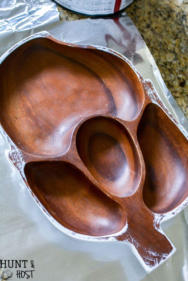 Grab a vintage wooden bowl from a thrift store and turn it into a quick and easy organization idea with this vintage wooden salad bowl makeover idea! #vintagefind #woodenbowl #easyogranization #declutter #vintagestyle #upcycledstorage