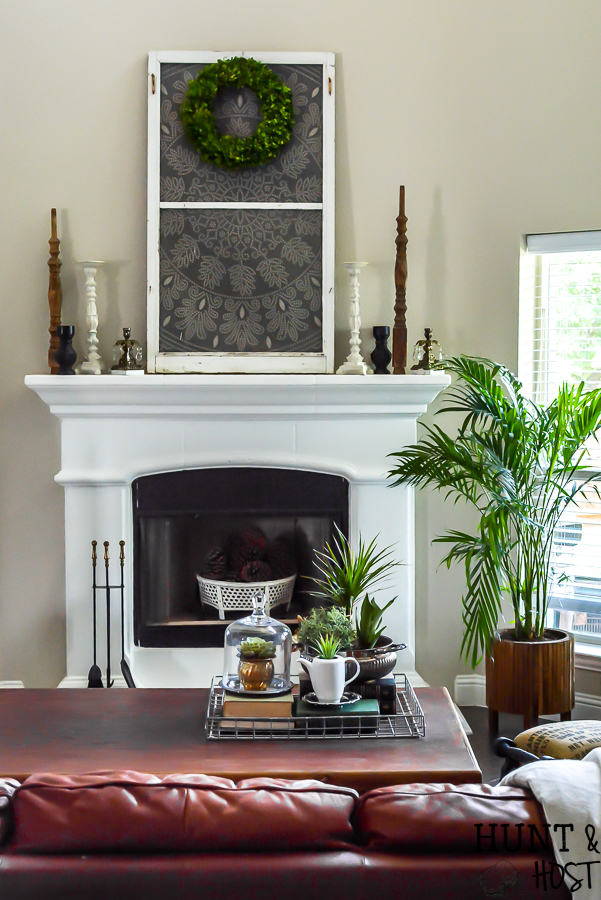 Adding vintage items to your coffee table décor is the perfect way to add age and interest to your living room. WIth these coffee table styling tips you will have your tabletop vignette rocking a vintage vibe in no time! #vintagestyle #coffeetabledecor #plantlady #mixedmetaldecor #vintagesilver #coffeetable