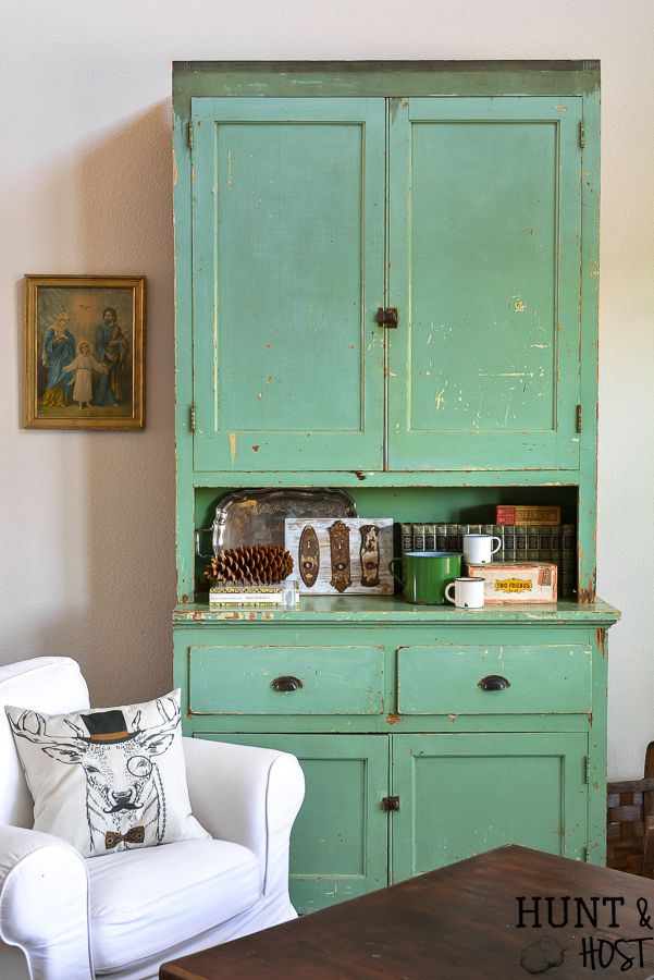Easy DIY wall art from vintage hardware. Whip up some antique wall decor in no time with this simple idea made from vintage door know plates. #thrifted #walldecor #wallart #vintagehardware #upcycle #makeitnew #rustydecor