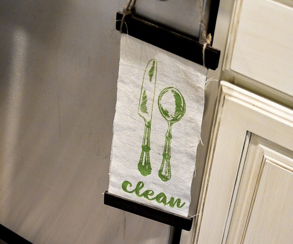Everyone have an excuse for not putting their dishes in the dishwasher? This precious DIY clean or dirty dishwasher sign will help answer some questions flying around your kitchen sink! Now your people will know if the dishes are clean or dirty from your easy to make sign! #stencilart #kitchenidea #dishwasher #cleanordirty # chalkart #diybanner