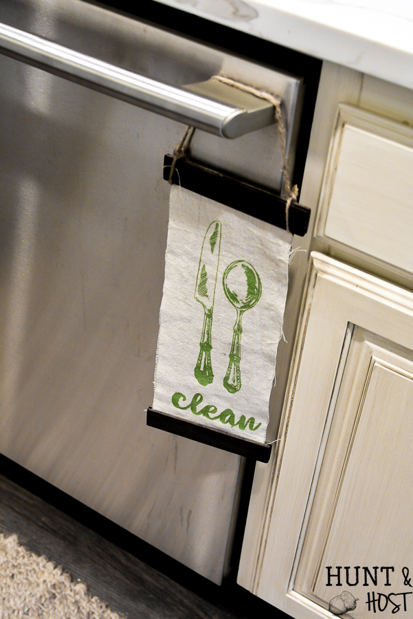 Everyone have an excuse for not putting their dishes in the dishwasher? This precious DIY clean or dirty dishwasher sign will help answer some questions flying around your kitchen sink! Now your people will know if the dishes are clean or dirty from your easy to make sign! #stencilart #kitchenidea #dishwasher #cleanordirty # chalkart #diybanner