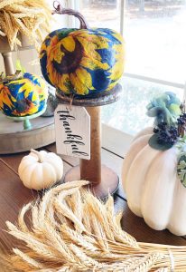 See the most amazing transformations with paper napkins on home decor. Update home decor on a budget with these paper napkin makeover ideas! #papernapkins #napkin[ainting #easydiy #thrifteddecorupdates
