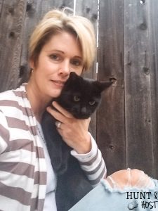 20 ideas to get your cat to stop peeing in your house plants. Potted plants make a fun litter box for cats but frustration for cat lovers. Here is a massive lists of ideas to test out to stop your kitty from going pee in your plants! #badkitty #cattips #littertraining #plantlady #plantlover