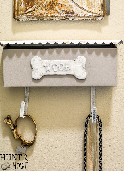 Cute idea to repurpose a vintage mailbox into a dog walking station. Upcycled storage solutions are the best! It's great to have a useful and stylish organiztion idea up your sleeve, especially when it comes to a good way to store pet supplies like dog leashes and treats. #petstorage #dogwalkingstation #vintagestyle #mailboxupcycle