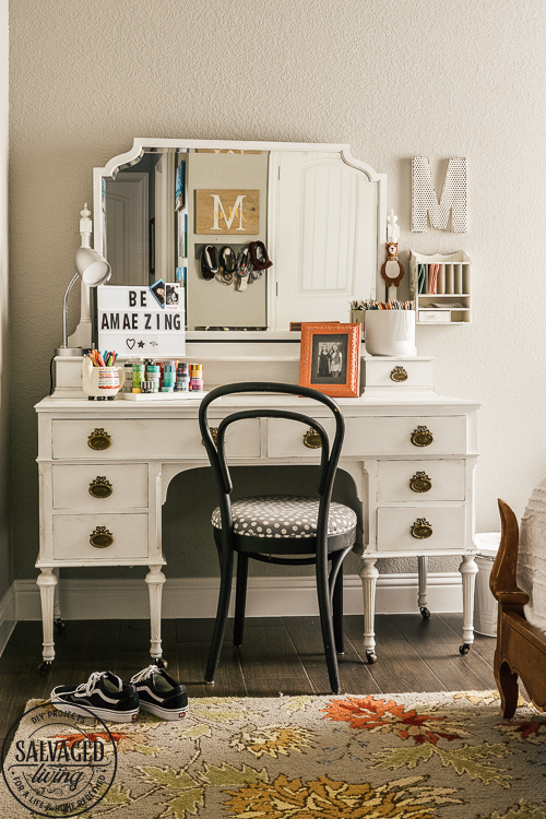 Design a cozy reading corner in your bedroom for a soft and dreamy retreat perfect for getting lost in a good book! Simple touches set the mood for this reading nook! #bookworm #readingnook #readingcorner #bedroomretreat #booknook #cozyreadingcornerforteens #DIYcurtains #bookshelf #cratefurniture