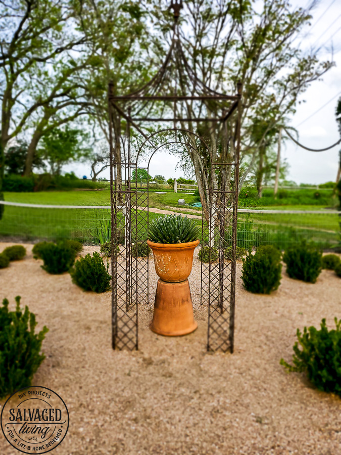 Take tour through the Antique Rose Emporium in Brenham, Texas and see the lovely gardens, wedding venue and inspirational views right here! #antiquerose #botaicalgarden #texasroadtrip #roundtop #roadtrip #daytrip #rosegarden