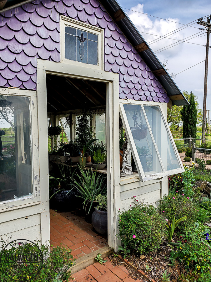 Take tour through the Antique Rose Emporium in Brenham, Texas and see the lovely gardens, wedding venue and inspirational views right here! #antiquerose #botaicalgarden #texasroadtrip #roundtop #roadtrip #daytrip #rosegarden