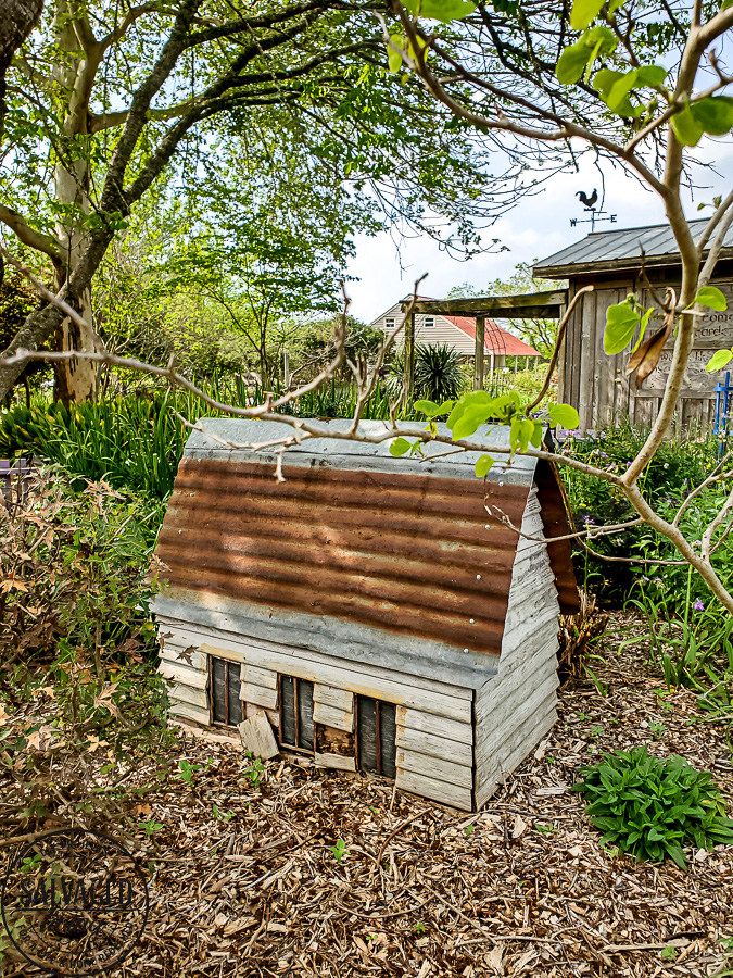 Take tour through the Antique Rose Emporium in Brenham, Texas and see the lovely gardens, wedding venue and inspirational views right here! #antiquerose #botaicalgarden #texasroadtrip #roundtop #roadtrip #daytrip #rosegarden