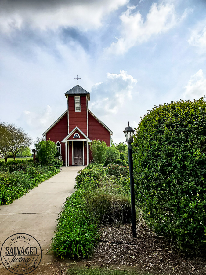 Take tour through the Antique Rose Emporium in Brenham, Texas and see the lovely gardens, wedding venue and inspirational views right here! #antiquerose #botaicalgarden #texasroadtrip #roundtop #roadtrip #daytrip #rosegarden