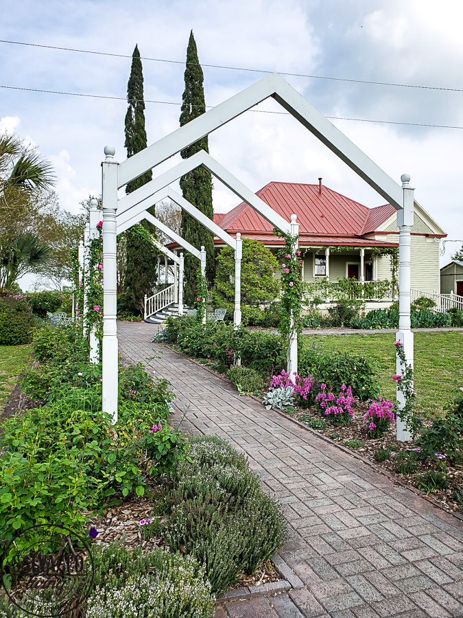 Take tour through the Antique Rose Emporium in Brenham, Texas and see the lovely gardens, wedding venue and inspirational views right here! #antiquerose #botaicalgarden #texasroadtrip #roundtop #roadtrip #daytrip #rosegarden