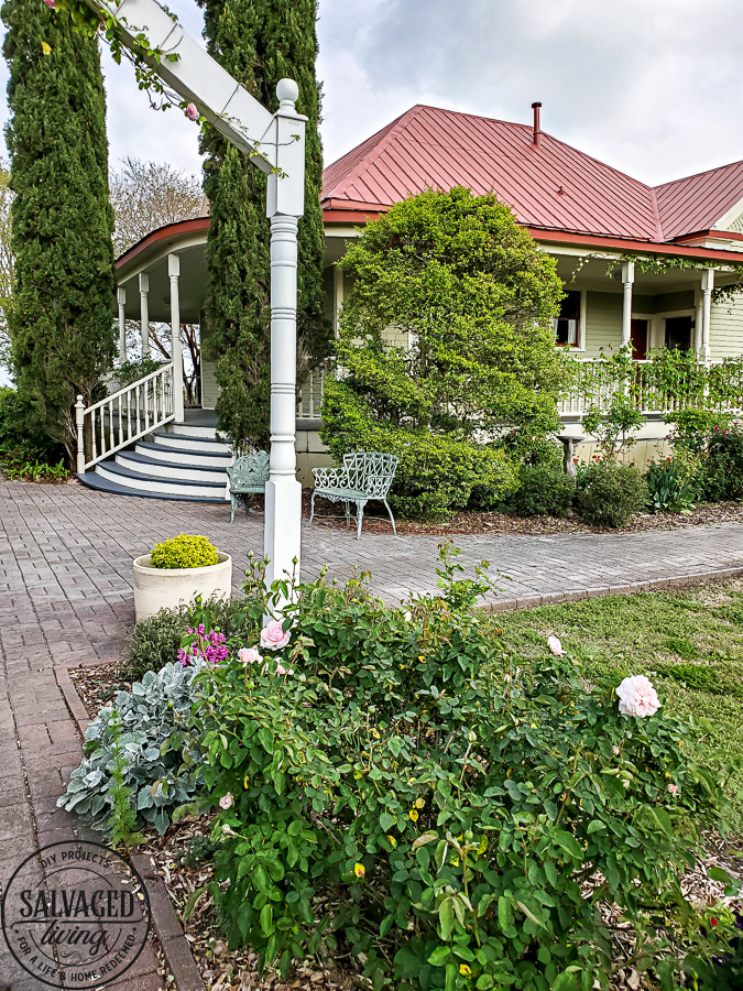 Take tour through the Antique Rose Emporium in Brenham, Texas and see the lovely gardens, wedding venue and inspirational views right here! #antiquerose #botaicalgarden #texasroadtrip #roundtop #roadtrip #daytrip #rosegarden