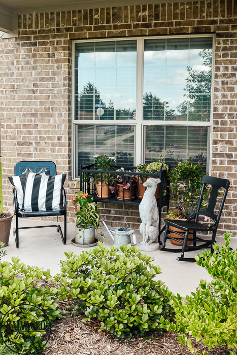 Here are some easy tips for porch decorating on a budget. You will gets great ideas for your patio decor. Learn how to paint furniture with a sprayer with these helpful DIY furniture painting tips. A great way to update your patio furniture with paint. #paintsprayerDIY #DIYfurniturepaint #patiomakeover #porchedecorideas #thriftstoremakeover #howtotips