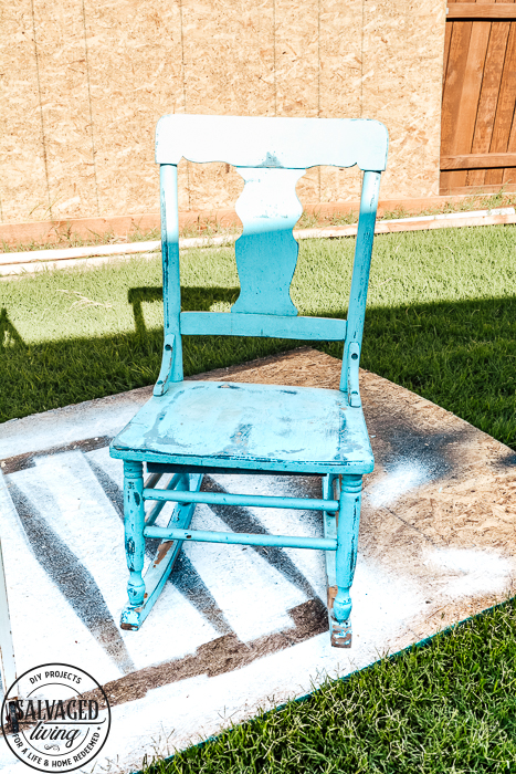 Here are some easy tips for porch decorating on a budget. You will gets great ideas for your patio decor plus some tips on how to use a paint sprayer on your patio furniture. #porchdecor #budgetdecorating #patiofurnituremakeover #garageslaemakeover #garagesalefinds #repurpose #howtopaintfurniture #wagnersprayer