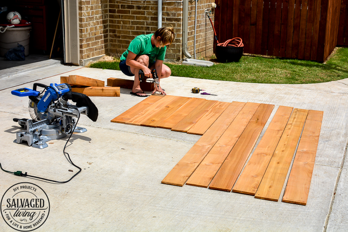 This DIY raised garden bed tutorial will give you step by step instructions on how to build a raised garden for your yard. If you have rock for soil, small living space or just want a movable garden this garden box is perfect for you. #raisedgarden #DIYwoodworking #gardening #flowergarden #vinatgegarden #raisedvegetablegarden #raisedflowerbeds #gardenideas