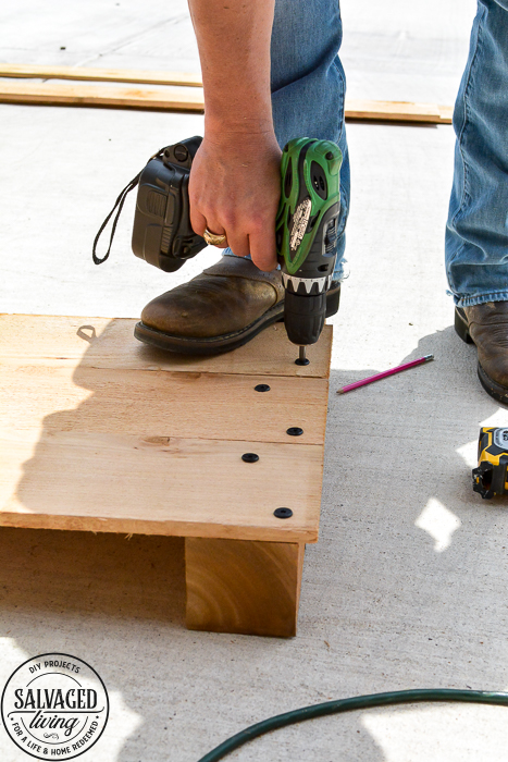 This DIY raised garden bed tutorial will give you step by step instructions on how to build a raised garden for your yard. If you have rock for soil, small living space or just want a movable garden this garden box is perfect for you. #raisedgarden #DIYwoodworking #gardening #flowergarden #vinatgegarden #raisedvegetablegarden #raisedflowerbeds #gardenideas