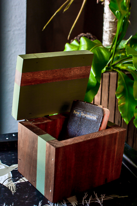 When you find an inexpensive wood box and you need a fresh and easy makeover idea this is an easy way to update a decorative box in minutes. Little wood boxes are perfect for storage and decorating ideas. #woodbox #modernvintage #updateidea #easyDIY #fiveminutecraft #vintagestyledecor