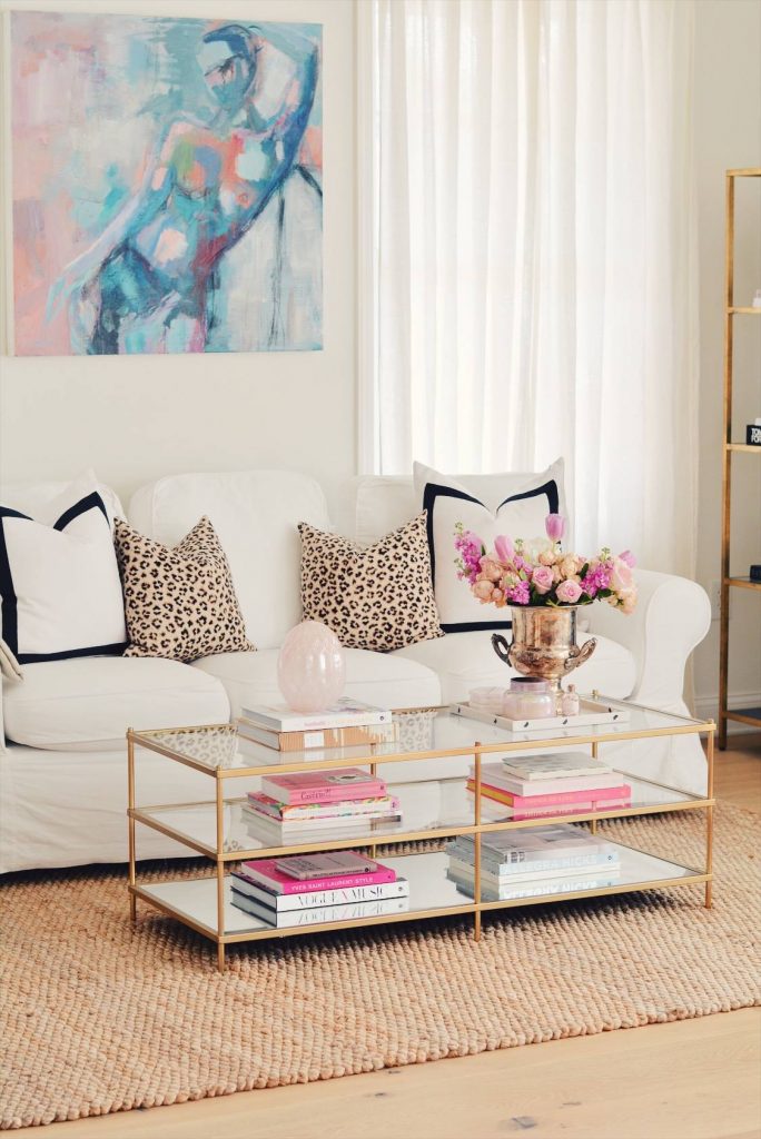 Grab these coffee table decor ideas for a cozy living room. This post is awesome, it has a list of must have elements for cozy coffee table styling plus a list of supply ideas for your cozy coffee table to be magazine worthy! #coffeetablestyle #coffeetabledecor #vignettestyling #decortips #decorating101 #decoratingtips #cozylivingroom #livingroomdecor #coffeetabledecorideas