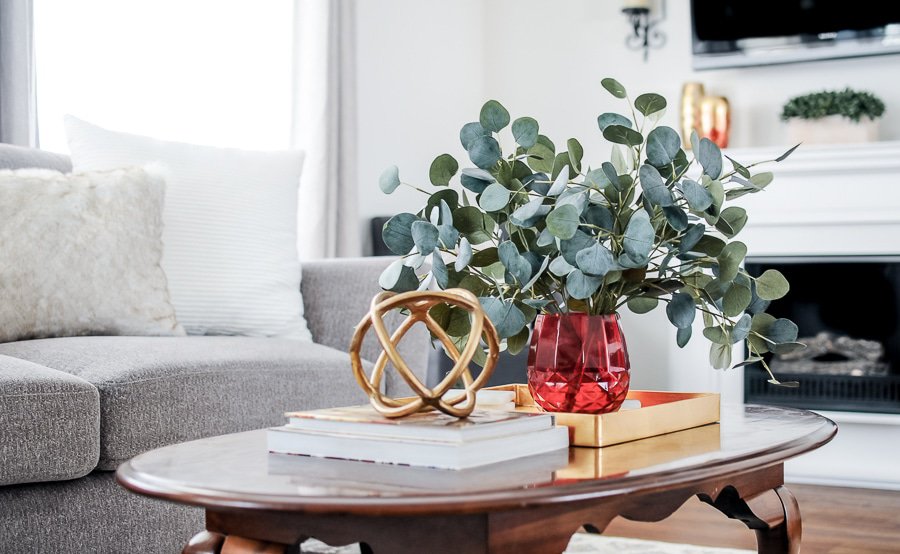 Grab these coffee table decor ideas for a cozy living room. This post is awesome, it has a list of must have elements for cozy coffee table styling plus a list of supply ideas for your cozy coffee table to be magazine worthy! #coffeetablestyle #coffeetabledecor #vignettestyling #decortips #decorating101 #decoratingtips #cozylivingroom #livingroomdecor #coffeetabledecorideas