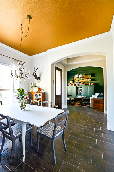 A plain dining room gets an upgrade to vintage glam with a gorgeous gold painted ceiling. See the best paint color for a metallic gold ceiling, perfect for a vintage dining room, classy master bedroom or stunning in a small bathroom. #5thwall #paintedceiling #ceilingcolor #metallicgoldpaint #diningroommakeover #vintagestyle 