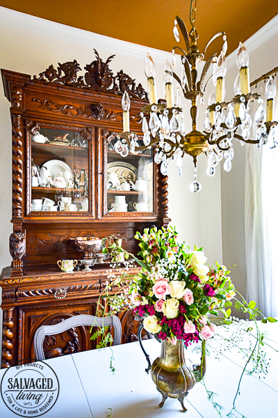 A plain dining room gets an upgrade to vintage glam with a gorgeous gold painted ceiling. See the best paint color for a metallic gold ceiling, perfect for a vintage dining room, classy master bedroom or stunning in a small bathroom. #5thwall #paintedceiling #ceilingcolor #metallicgoldpaint #diningroommakeover #vintagestyle 