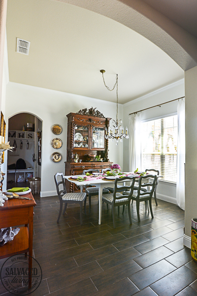 A plain dining room gets an upgrade to vintage glam with a gorgeous gold painted ceiling. See the best paint color for a metallic gold ceiling, perfect for a vintage dining room, classy master bedroom or stunning in a small bathroom. #5thwall #paintedceiling #ceilingcolor #metallicgoldpaint #diningroommakeover #vintagestyle