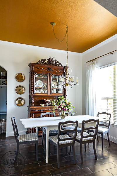 A plain dining room gets an upgrade to vintage glam with a gorgeous gold painted ceiling. See the best paint color for a metallic gold ceiling, perfect for a vintage dining room, classy master bedroom or stunning in a small bathroom. #5thwall #paintedceiling #ceilingcolor #metallicgoldpaint #diningroommakeover #vintagestyle 