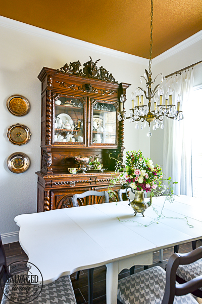 A plain dining room gets an upgrade to vintage glam with a gorgeous gold painted ceiling. See the best paint color for a metallic gold ceiling, perfect for a vintage dining room, classy master bedroom or stunning in a small bathroom. #5thwall #paintedceiling #ceilingcolor #metallicgoldpaint #diningroommakeover #vintagestyle