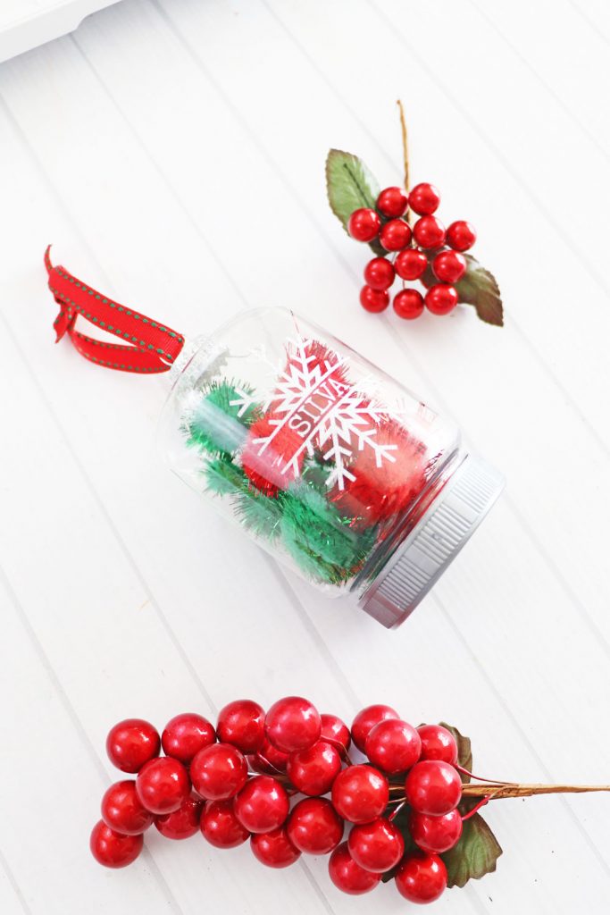 21 DIY gift ideas in a jar that are perfect for the holidays! Get a ton of great gift giving ideas for women on your gift list. Cute jar decor ideas and more are all here for your creativity to go wild. #jargifts #giftideas #masonjar #balljar #easyDIYgift